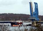 Frachtschiff  FRI WAVE  auf dem Peenestrom bei Wolgast. Hier unter der geöffneten Klappbrücke. Blickrichtung aus Richtung Sauzin auf Usedom, 14.04.2015