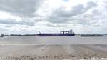 Das Frachtschiff Isoldana der Reederei Saga Welco fährt am Nachmittag des 17.07.2017 weseraufwärts und passiert Bremerhaven an seiner Backbordseite.