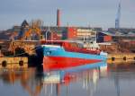 MS  KARINA W, IMO 8208062 hat im Lbecker Holstenhafen festgemacht und nimmt eine Ladung Rundholz an Bord...