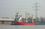 MS Landy IMO 9031428, lscht am Lbecker Lehmannkai 1 mit bordeigenem Kran...