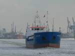 Kraftvoll schiebt die  Lady Clara  das Treibeis zur Seite. Hamburg, Elbe, 10.2.2012