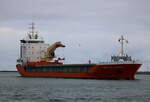 Die LADY CLARISSA auf dem Seeweg von Kotka nach Rostock beim Einlaufen am Vormittag des 16.10.2021 um 09:41 Uhr in Warnemünde