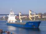 Ein Kleinguttransporter (Nordland) vor der Schleuse des Nordostseekanals bei Kiel.