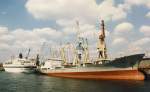 Hamburg, Aug.92: HU LIN war ein chinesischer Stckgutfrachter( Bj 1974,13.430tdw, 160m lang u 19kn schnell)der Guangzhou Ocean Shipping Company, der spteren COSCO. Im Hintergrund ist der Kreuzfahrer  EUROPA zu sehen.