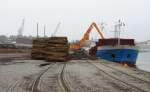 Lbeck-Wallhafen, An der Roddenkoppel hat die dn. REBECCA ROUSING IMO 8321656 festgemacht und die Ladung Rundholz wird gelscht... Aufgenommen: 27.12.2011