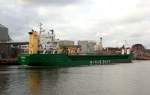 MS SUNMI IMO 9073581, hat die Vorderleine fest und drckt achtern das Schiff gegen den Lagerhauskai 1 in Lbeck...