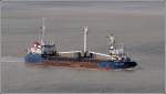 Die SEA FLOWER bentigt am 20.07.2008 Schlepperuntersttzung auf der Weser. Es sieht nach Maschinenschaden und leichter Schlagseite aus. Hinter dem Bug sind die Aufbauten des Schleppers BERNE zu erkennen.