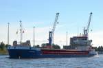 Die Tucana IMO-Nummer:9455674 Flagge:Niederlande Lnge:88.0m Breite:12.0m Baujahr:2008 Bauwerft:Nevskiy Shipbuilding,Shlisselburg Russland passiert im Nord-Ostsee-Kanal die Eisenbahnhochbrcke bei