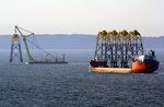Dockwise  Tern  mit 4 und Schiffkran Taklift 4 mit einer Jacket-Konstruktion vor Sassnitz / Mukran, 26.09.2016