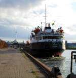 MS VIRMA 2 IMO 8230481, hat bereits die Achterleine eingezogen und legt im Lbecker Konstinhafen ab...