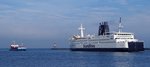 Frachtschiff Walter Hamman am 19.03.16 in Rostock begegnet der Prins Joachim