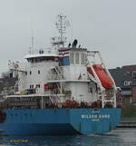 WILSON SUND (IMO8918473 am 9.4.2023 im NOK Höhe Hafen Rendsburg, Detail Aufbau mit Schornsteinmarke „Wilson Ship Management AS, Bergen, Norwegen“ /  Ex-Name:  Isnes  (1999-2005) / 