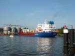 CHEMIE-TANKER AMARANTH, IMO 7816484, geht mit einer Lnge von 110m und 16m Breite im scharfen Winkel nach Steuerbord an den Lbecker Lagerhauskai 2...
Aufgenommen: 11.6.2012