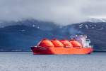 Der 288 m lange Flüssiggastanker  MS Arctic Princess  ankert vor Hammerfest, NO (Juni 2015)