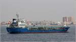 Die 2007 gebaute AMORGOS (IMO 9371270) liegt am 18.04.2017 vor Gibraltar auf Reede. Im Hintergrund ist La Linea de la Concepción zu sehen. Dieser Tanker ist 90,22 m lang und 15,60 m breit, hat eine GT/BRZ von 3.220 und eine DWT von 4.627 t. Heimathafen ist Gibraltar.
