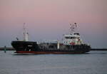 Das Tankschiff ANNIKA auf dem Seeweg von Kiel nach Rostock-Überseehafen beim Einlaufen um 07.40 Uhr in Warnemünde.12.02.2022