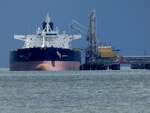 ARETEA (IMO:9711456) ein Crude-Oil-Tanker, (L�nge:250m ;Breite:44m; DWT:113969to; Tankkapaz.:127614m�; Maschinenleistung:11140kW; Bj:2015) n�chst South-Queensferry; 260726