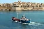 Das Tankschiff BAWA 1 am 23.10.2013 im Hafen von Valletta, der Tanker fährt unter der Fagge von Malta und ist 39m lang und 8m breit.