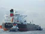 British Eagle,auslaufend Oelhafen Rotterdamm <Europoort.Der Tanker eird wegen starkem Seitenwind von schleppern in der Fahrrinne gehalten.Er ist 252m lang, 44m breit.13 11.08