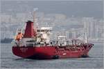 Die 2005 gebaute CANSU D (IMO 9333668) liegt am 18.04.2017 in der Bucht von Gibraltar auf Reede. Sie ist 105,50 m lang und 16,80 m breit, die GT/BRZ beträgt 3.960 und die DWT 5.850 t. Heimathafen ist Valletta (Malta).