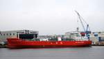 Der 164m lange Tanker Coral Energice am 10.11.17 in Rostock
