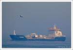 Tanker Chantaco IMO 9333802 - Fotoflite in Action. Whrend ich aufgrund der Distanz mit dem Dunst des rmelkanals Schwierigkeiten hatte, wurde der Tanker und auch unser Fhrschiff von einem Fotoflite-Flugzeug (nach Angaben des Betreibers weltgrte Schiffsbildern-Sammlung) um- bzw. berflogen. Die Herrschaften haben bei diesem Event sicherlich die besseren Fotos gemacht ;o) Angaben zum Schiff: Chemie-/ltanker, Baujahr 2007 RMK MARINE SHIPYARD Trkei, 143 x 23 m.