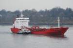 Der Chemikalientanker Else Marie Theresa IMO-Nummer:9237864 Flagge:Dnemark Baujahr:2001 Bauwerft:Gisan Gemi,Tuzla Trkei mit Lotsenboot Lotse 1 vor dem Yachthafen Finkenwerder am 21.11.09