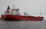 Der Tanker Finnstraum Heimathafen Bergen, hat neben der Samo im Hafen von Kemi am 20.06.2012 seine Ladung gelscht.