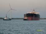 Motortanker  Galway Spirit  Flagge Bahamas, IMO 9312858, GRT 57325, L 243,96, Bj. 2007 Werft Hyundai, der MT beim Auslaufen aus dem Rostocker lhafen mit je 2 Kopfschleppern und 2 Heckschleppern