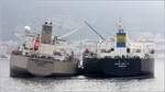 Die 1997 gebaute KARADENIZ POWERSHIP ELA SULTAN (IMO 9133446) liegt am 18.04.2017 mit Schlagseite auf Reede vor Gibraltar. Dieser Tanker ist 243 m lang und 42 m breit, hat eine GT/BRZ von 63.515 und eine DWT von 109.832 t. Längsseits gegangen ist der Tanker NEW ABILITY (IMO 9361512) und übernimmt die Ladung. Die NEW ABILITY wurde 2008 gebaut, ist 228,60 m lang und 42,03 m breit, die DWT/BRZ beträgt 55.898 und die DWT 105.381 t. Heimathafen beider Schiffe ist Monrovia (Liberia).