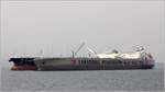 Die 1997 gebaute KARADENIZ POWERSHIP ELA SULTAN (IMO 9133446) liegt am 18.04.2017 mit Schlagseite auf Reede vor Gibraltar. Dieser Tanker ist 243 m lang und 42 m breit, hat eine GT/BRZ von 63.515 und eine DWT von 109.832 t. Heimathafen ist Monrovia (Liberia). Längsseits gegangen ist der Tanker NEW ABILITY (IMO 9361512).