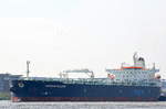 Der Tanker Minerva Roxanne IMO-Nummer:9276585 Flagge:Griechenland Länge:244.0m Breite:42.0m Baujahr:2004 Bauwerft:Samsung Heavy Industries,Geoje Südkorea am 07.05.17 in Teufelsbrück