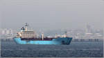 Die 2002 gebaute MAERSK RHODE ISLAND (IMO 9236975) am 18.04.2017 in der Bucht von Gibraltar. Dieser Tanker ist 171,20 m lang und 27,40 m breit, hat eine GT/BRZ von 22.184 und eine DWT von 34.801 t. Heimathafen ist Singapore.