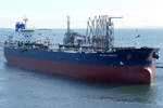 Die NEVSKIY PROSPECT, IMO.9256054, MMSI.636011640, Öltanker der SCF Group, hier auf dem Firth of Forth in South Queensferry / Edinburgh, im September 2013.