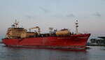 Der LPG Tanker Navigator Galaxy beim Auslaufen am Morgen des 03.06.2025 um 04.47 Uhr in Warnemünde.
