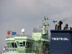 Der Fahrstand des Tankers NESTE ist auch frs Rckwrtsfahren ausgelegt. Beachtlich immer wieder die dicken Auspuff bzw Schornsteinrohre. Die rote Flagge weist auf gefhrliche Ladung hin. Die Reedereiflagge ist auch zu erkennen, ebenso die finnische Flagge.