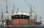 Der Öltanker  Propontis  vom griechischen Reeder Tsakos, 2006 gebaut befindet sich gerade im Dock von Blohm und Voss in Hamburg.