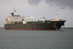 Der Rohöl Tanker Paccha auf dem Seeweg von Cartagena nach Rostock beim Einlaufen am Abend des 30.09.2023 in Warnemünde