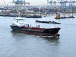 Stolt Petrel (IMO 8920543 , 96,35 x 15,33m) am 13.01.2015 auf der Norderelbe im Hafen HH zu Tal. Der 1992 gebaute Tanker hat einen Tg. von 6,20m und fuhr zum Köhlfleet-Hafen.