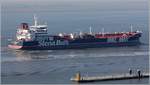 Die 2017 gebaute STENA IMPECCABLE (IMO 9693020) ist Höhe Bremerhaven weserabwärts unterwegs. Sie 183 m lang und 32 m breit, hat eine GT/BRZ von 29.666 und eine DWT von 49.737 t. Heimathafen ist Hamilton (Bermuda). 10.10.2018