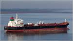 Die 2016 gebaute SADAH SILVER (IMO 9718820) fährt Höhe Bremerhaven weserabwärts. Dieser Tanker ist 183,06 m lang und 32,2 m breit, hat eine GT/BRZ von 29.354 und eine DWT von 49.734 t. Heimathafen ist Majuro (Marshall Islands). 26.09.2020