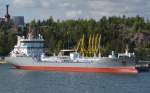Das Tankschiff ,,Ternvik‘‘ im Hafen von Naantalie lscht am 06.06.2012 gerade seine Ladung.