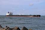 Rotterdam Maasvlakte am 5.10.2023: Der Tanker VL BREEZE ist hier in der Waal Mündung zum Europort Rotterdam unterwegs.