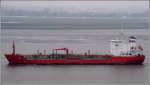 Die 2007 gebaute VALE (IMO 9340350) am 04.12.2008 bei strmendem Regen Weser aufwrts fahrend. Der l- und Chemikalientanker ist 128 m lang, 20 m breit und hat eine GT von 8539. Heimathafen ist Singapore.