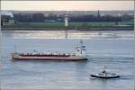 Der Zementfrachter CEMLUNA (IMO 9007063) an 31.12.2007 Weser aufwrts fahren. Die CEMLUNA wurde 1991 gebaut, ist 89,48 m lang, 13,50 m breit und hat eine GT/BRZ von 2706. Sie fhrt unter der Flagge von Zypern mit Heimathafen Limassol. Mit auf dem Foto ist das Lotsenboot KAPITN STOEWAHSE.