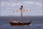 Die UBENA VON BREMEN ist der Nachbau einer Hansekogge. Hier ist sie am 18.08.2009 auf der Elbe vor Cuxhaven unterwegs. Vermutlich ist sie auf der Rckreise von der Hansesail in Rostock zu ihrem Heimathafen Bremerhaven.