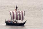 Die UBENA VON BREMEN ist ein Nachbau der im Deutschen Schifffahrtsmuseum in Bremerhaven ausgestellten Hanse-Kogge. Sie ist 23,23 m lang, 7,62 m breit und hat einen Tiefgang von 2,25 m (mit Ladung). Hier kreuzt sie am 18.05.2007 auf der Weser vor Bremerhaven, wo sie an dem mittelalterlichen Havenfest teilnimmt und auf vier weitere Koggen trifft.