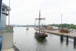 Nachbau einer HANSEKOGGE WISSEMARA MMSI 211157880, hat als letztes Schiff der Oldtimer-Armada die Lübecker Eric-Warburg-Brücke durchfahren...