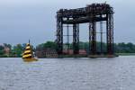 Das wohl einzigartigste Segel(boot) auf dem Stettiner Haff, hier gerade an dem technischen Baudenkmal der EBH Karnin, aufgenommen von der Festlandseite in Kamp. - 01.06.2013