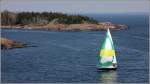Ein Segelboot ist in den Schären vor Helsinki unterwegs. 19.05.2013